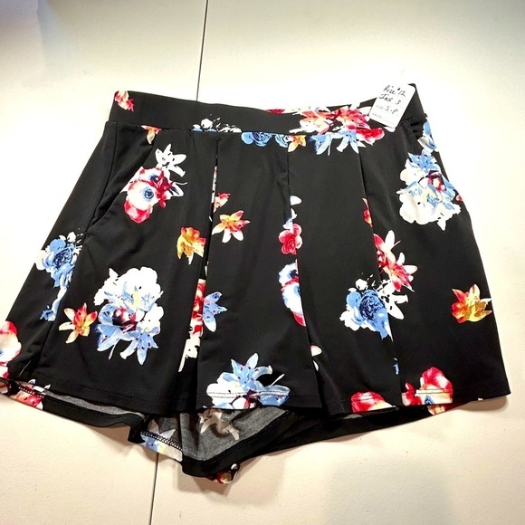 D15.16. Express black floral shorts S - Picture 3 of 6